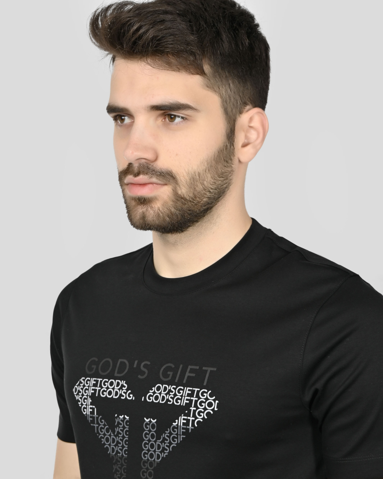 ЧЕРНА ТЕНИСКА ОТ PREMIUM ПАМУК С ЛОГО ПРИНТ И НАДПИС GOD`S GIFT 250110131809-2 04